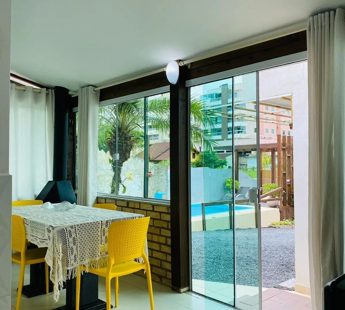 Residencial Com Piscina Possui Jacuzzi Aquecida Com Hidromassagem Vila Bombinhas 0*,  Brasil