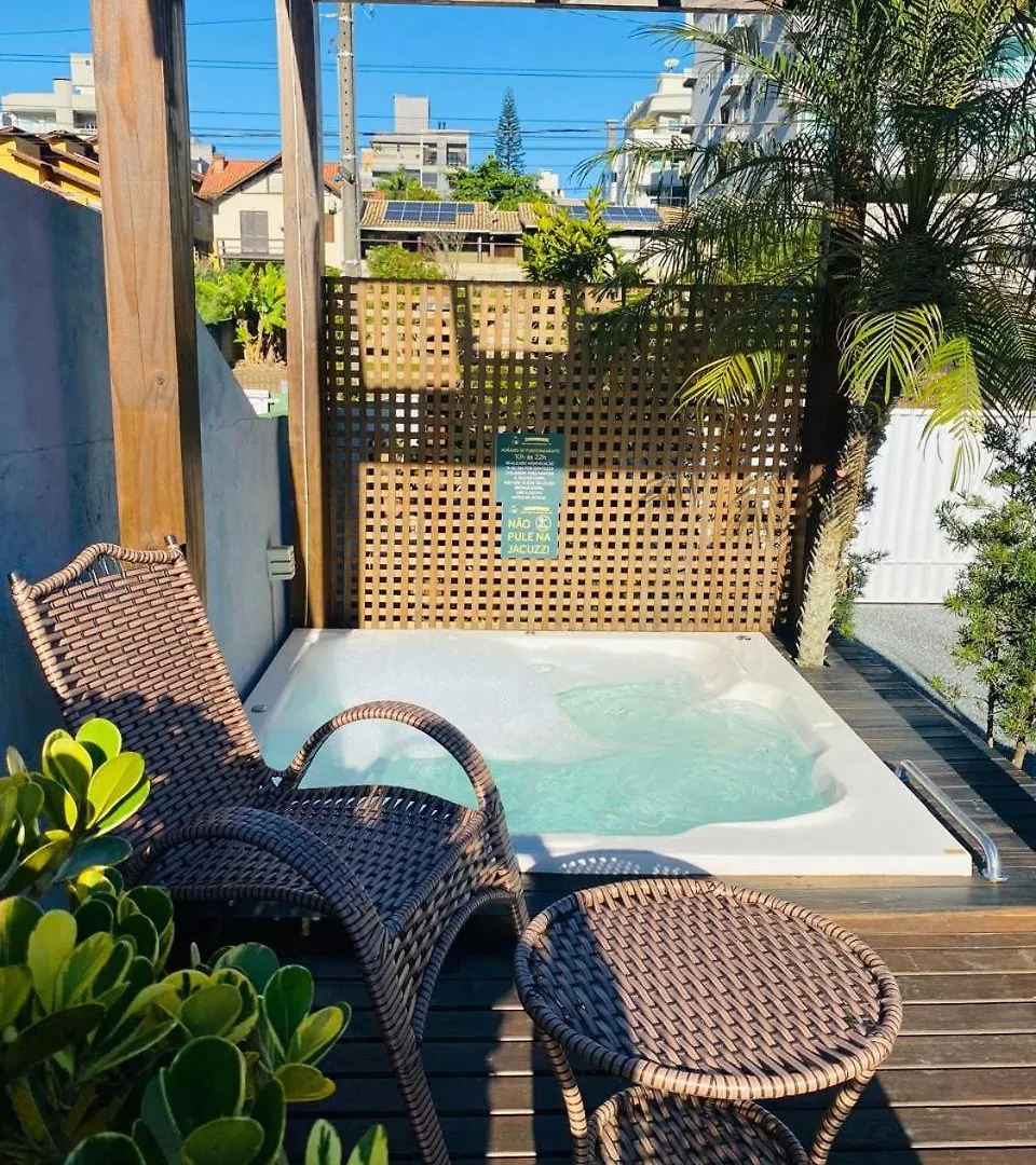 Casa de Férias Residencial Com Piscina Possui Jacuzzi Aquecida Com Hidromassagem Vila Bombinhas